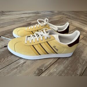 NWOT adidas Gazelles in Almost Yellow/Oat & Maroon size 9
